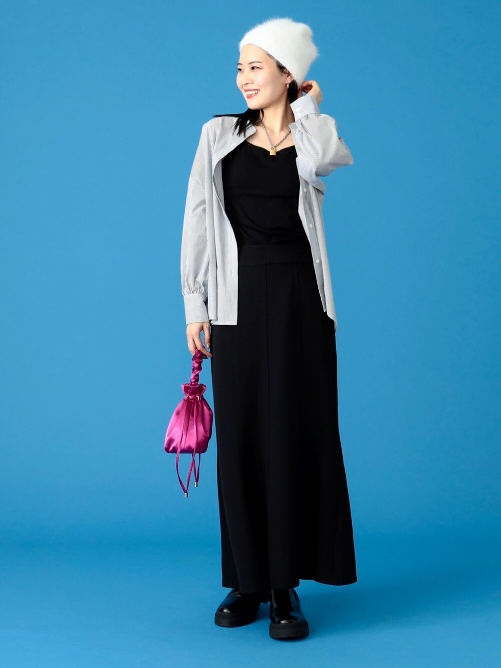 「トレンド、BEAMS、beamsdot、マーメイドスカート、ロングスカート、秋服準備はじめました、シャツスタイル、ストライプシャツ、ブーツ、キャミソール、ハンドバッグ、ニット帽、大人ガーリー、いいね、save、フォローお願いします🤑、タックイン」｜「BeAMS DOTの【WEB限定】BeAMS DOT / バンドカラービッグシャツ（シャツ/ブラウス、ブラック系）」を使った、kanakoさん（レディース・165cm）の秋コーディネートの2枚目の写真