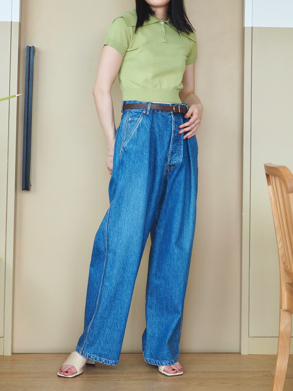 グリーン系のニット/セーター、ベージュ系のサンダルを着用したレディースの春コーディネートの3枚目の写真