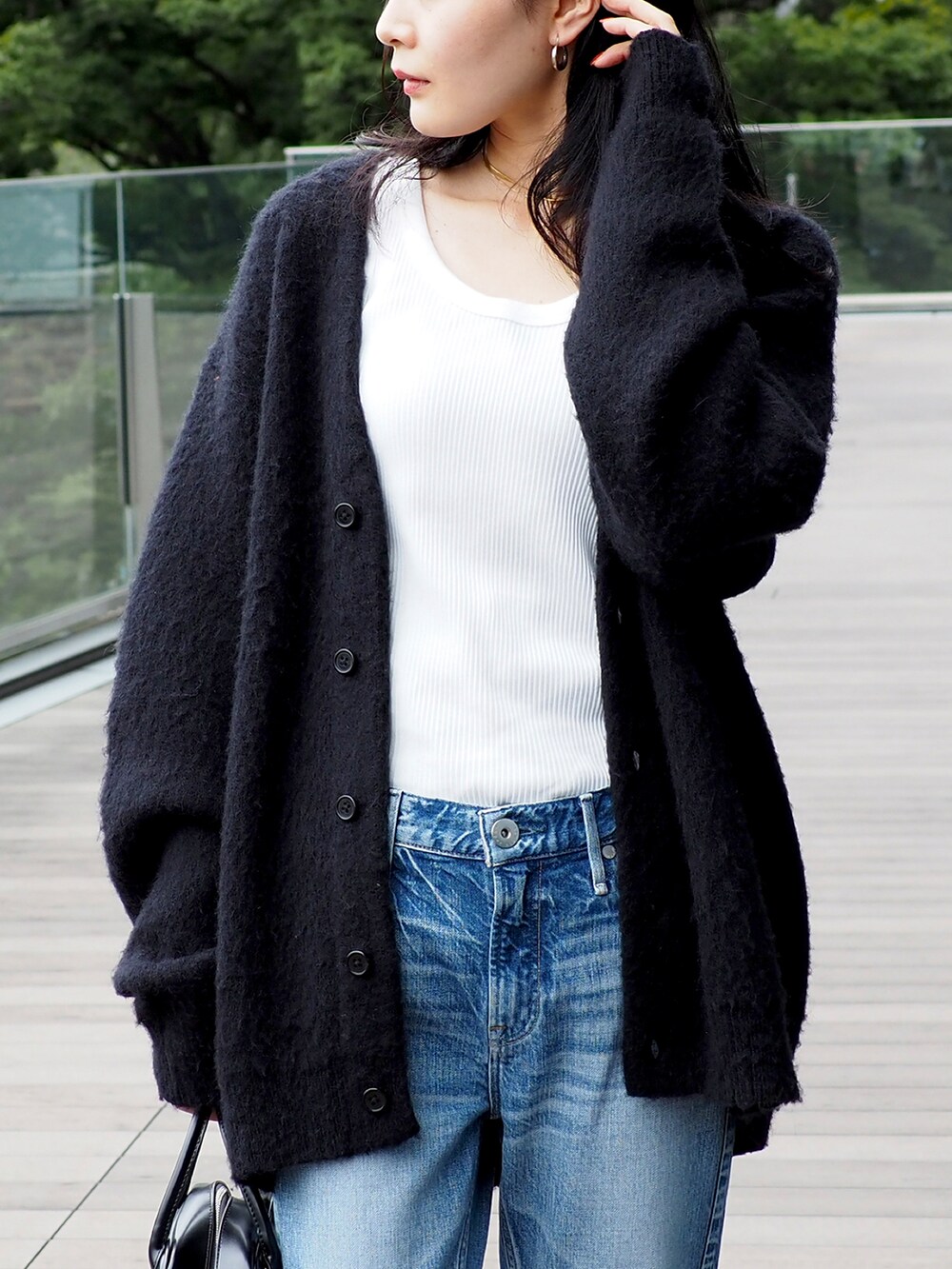 「秋ルック紹介するよ、秋コーデ、ブーツ、カーディガン、デニムパンツ、秋服準備はじめました、ミニバッグ、シンプルコーデ、カジュアルコーデ、モノトーン、ボストンバッグ、ゆるコーデ、ユニセックス、BEAMS、ざっくりニット」｜「Ray BEAMSのRay BEAMS / ミニ ボストン バッグ（ボストンバッグ、ブラック系）」を使った、kanakoさん（レディース・165cm）の秋コーディネートの3枚目の写真