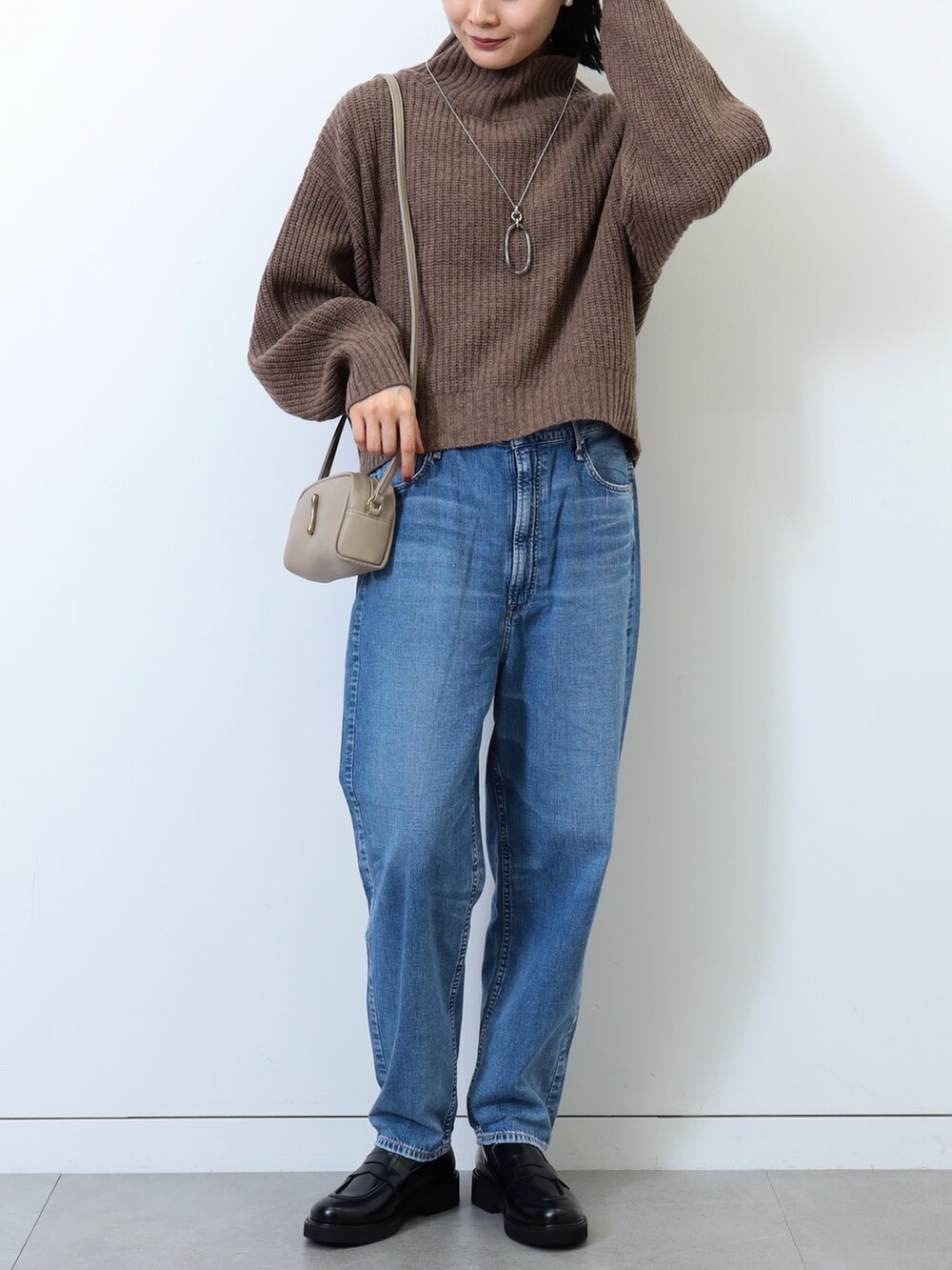 「オトナ女子、ボリューム袖、ニット、デニムパンツ、ショルダーバッグ、ゆるコーデ、ローファー、秋冬コーデ、大人カジュアル、大人コーデ、シンプルコーデ、プチプラ、プチプラコーデ、ミニバッグ、カジュアルコーデ」｜「BEAMS HEARTのBEAMS HEART / ボリュームスリーブ タートルニット プルオーバー（ニット/セーター、ブラウン系）」を使った、kanakoさん（レディース・165cm）の冬コーディネートの2枚目の写真