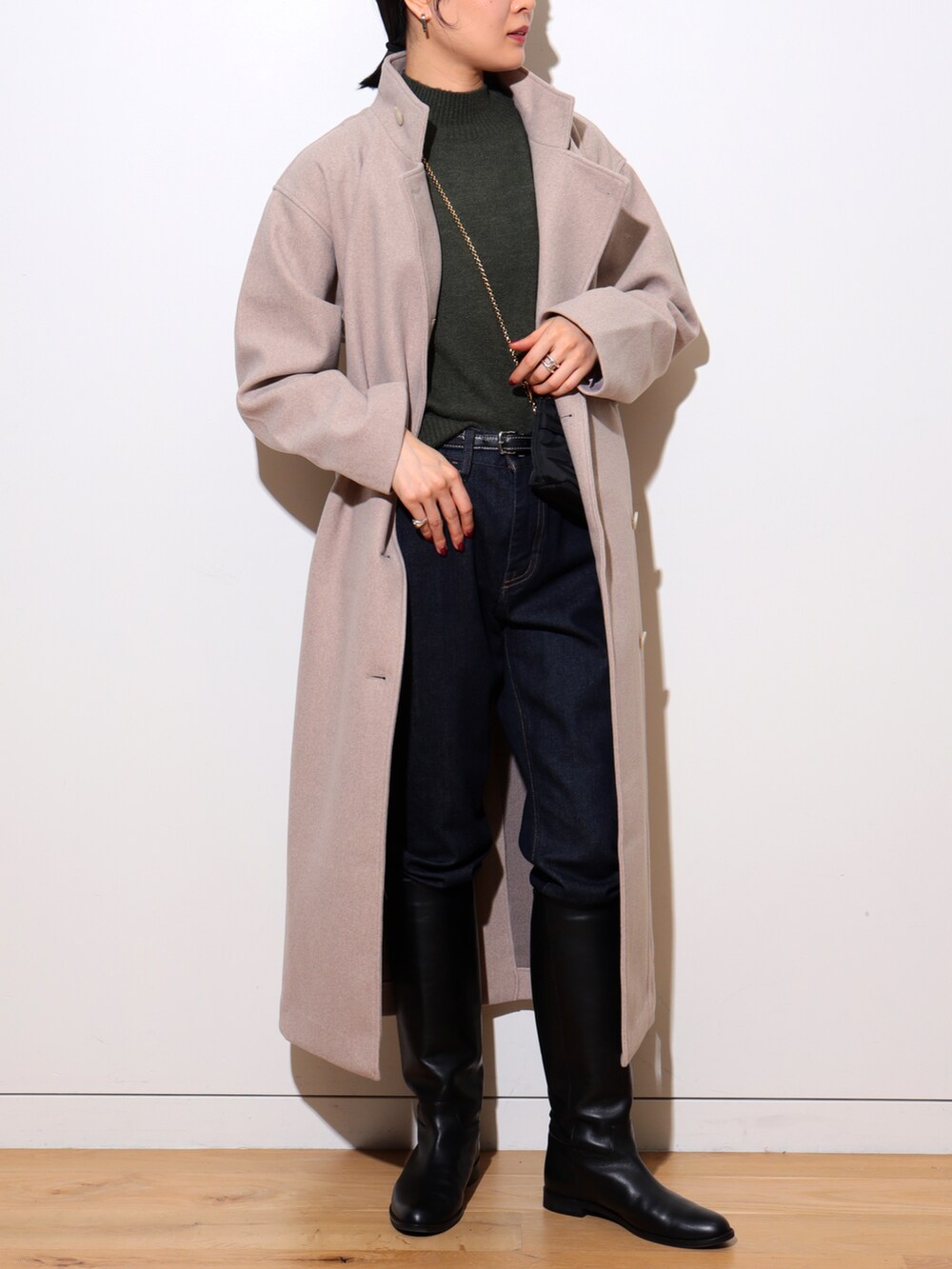 「キレイめ、ロングコート、コートスタイル、冬コーデ、デニムパンツ、ブーツ、いいね、save、フォローお願いします🤑、シンプルコーデ、プチプラ、プチプラコーデ、きれいめカジュアル、大人コーデ、大人女子、コート、パンツコーデ」｜「BEAMS HEARTのBEAMS HEART / スタンドカラーコート（チェスターコート、ベージュ系）」を使った、kanakoさん（レディース・165cm）の冬コーディネートの3枚目の写真