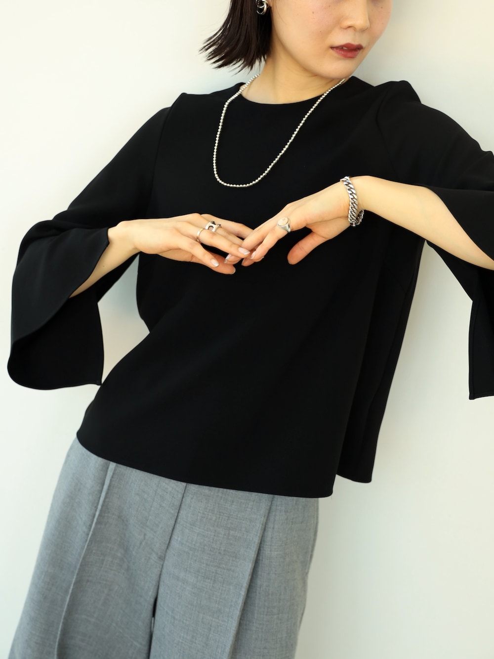 「春のNewスタイル、春服、パンツスタイル、オトナ女子、ブラウス、オフィスカジュアル、セレモニー、オケージョン、お仕事コーデ、通勤コーデ、通勤スタイル、大人女子、ワイドパンツ、大人コーデ、いいね、save、フォローお願いします🤑」｜「Demi-Luxe BEAMSの【セレモニー・フォーマル】Demi-Luxe BEAMS / トリアセ スリットスリーブ プルオーバー＊（シャツ/ブラウス、ブラック系）」を使った、kanakoさん（レディース・165cm）の春コーディネートの3枚目の写真