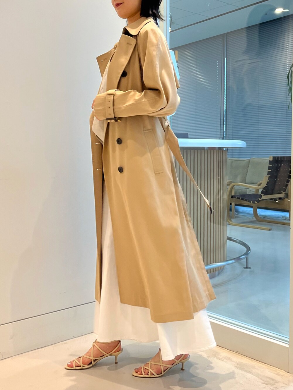 「春のNewスタイル、春服コーデ、お出かけコーデ、大人可愛い、大人ガーリー、春、トレンチコート、トレンチ、春アウター、ミニバッグ、いいね、save、フォローお願いします🤑、ホワイトコーデ、ロングコート、大人女子、春服」｜「BEAMS HEARTのBEAMS HEART / オーバー トレンチ ロングコート（トレンチコート、ベージュ系）」を使った、kanakoさん（レディース・165cm）の春コーディネートの2枚目の写真
