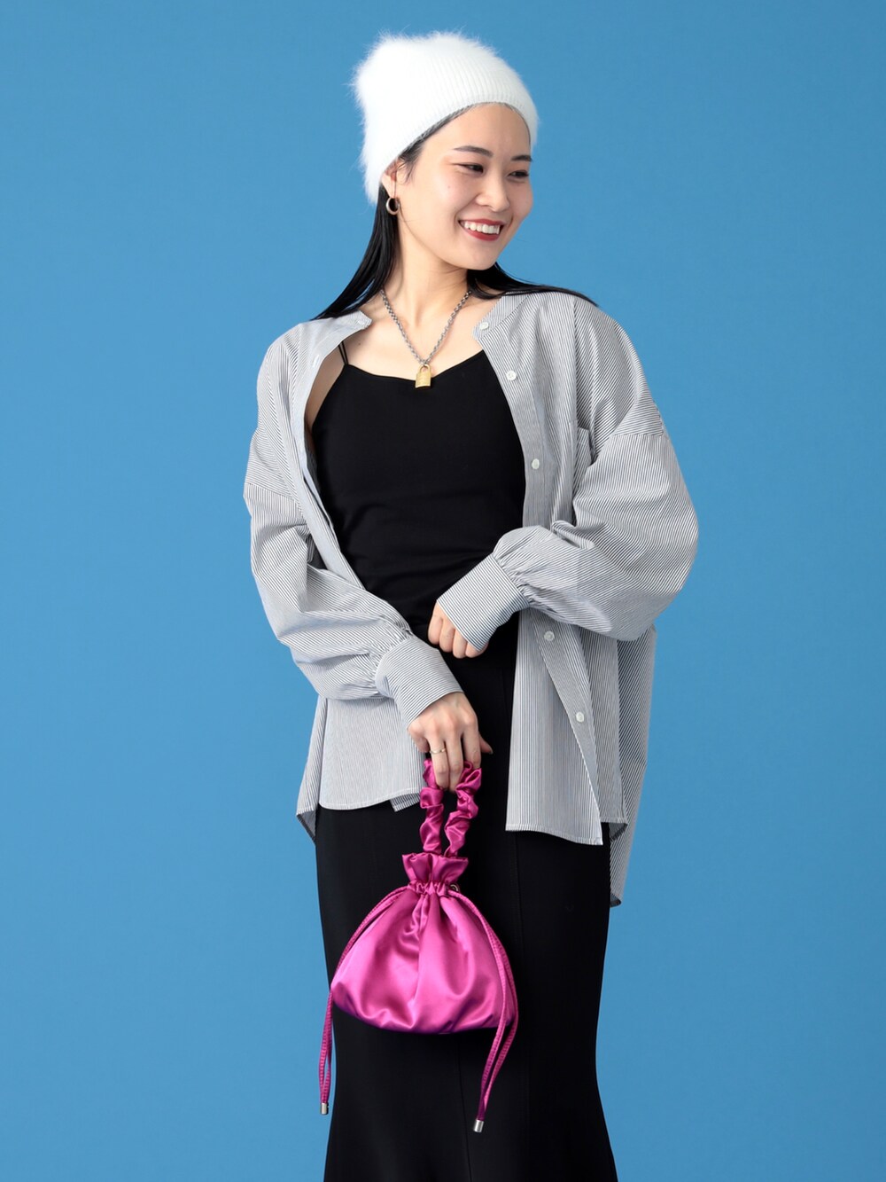 「トレンド、BEAMS、beamsdot、マーメイドスカート、ロングスカート、秋服準備はじめました、シャツスタイル、ストライプシャツ、ブーツ、キャミソール、ハンドバッグ、ニット帽、大人ガーリー、いいね、save、フォローお願いします🤑、タックイン」｜「BeAMS DOTの【WEB限定】BeAMS DOT / バンドカラービッグシャツ（シャツ/ブラウス、ブラック系）」を使った、kanakoさん（レディース・165cm）の秋コーディネートの5枚目の写真