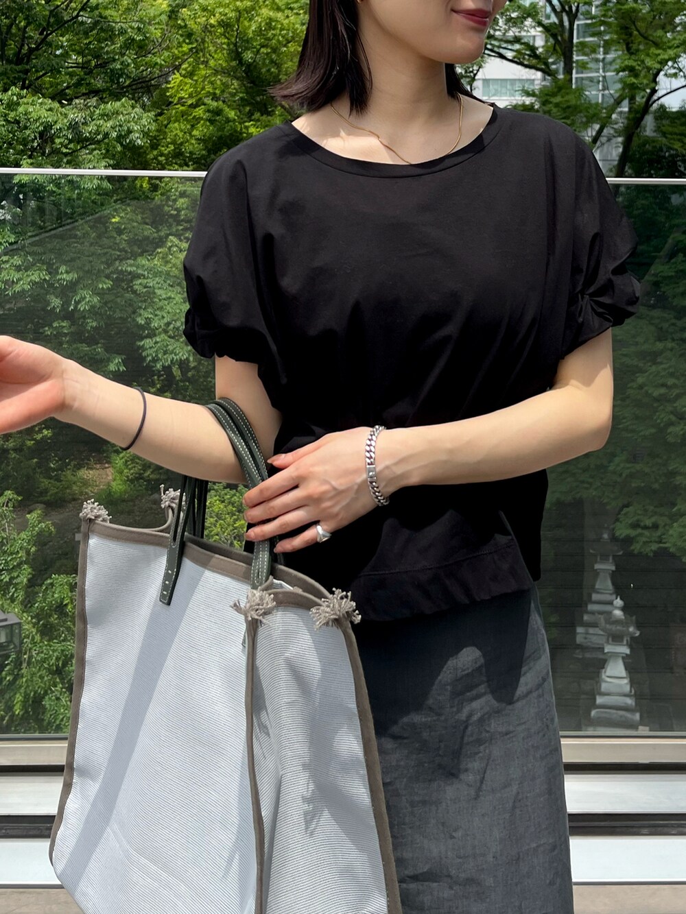 「きれいめカジュアル、シンプルコーデ、オトナ女子、シンプル、大人かわいい、春夏コーデ、プチプラ、ロングスカート、リネンスカート、大人女子、スカートスタイル、トートバッグ、サンダルコーデ、ボリューム袖、ブラックコーデ」｜「BEAMS HEARTのBEAMS HEART / ツイストスリーブ プルオーバー（Tシャツ/カットソー、ブラック系）」を使った、kanakoさん（レディース・165cm）の春コーディネートの4枚目の写真