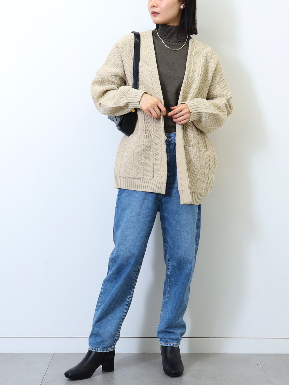 「カジュアルコーデ、オトナカジュアル、楽チンコーデ、カーディガン、デニムパンツ、ショルダーバッグ、タートルネック、秋冬コーデ、いいね、save、フォローお願いします🤑、大人女子、シンプルコーデ、プチプラ、パンツコーデ、きれいめカジュアル、ハイネック」｜「BEAMS HEARTのBEAMS HEART / 畦編み 着流し カーディガン（カーディガン/ボレロ、ホワイト系）」を使った、kanakoさん（レディース・165cm）の冬コーディネートの2枚目の写真