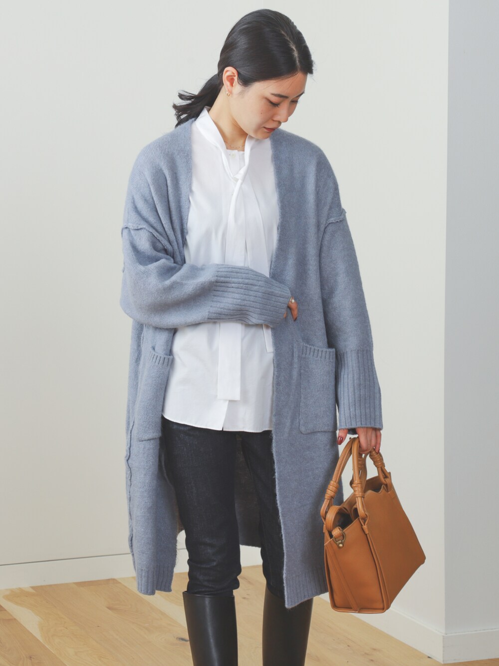 「秋ルック紹介するよ、秋服準備はじめました、カーディガン、ロングカーディガン、秋コーデ、ロングブーツ、ブーツ、大人コーデ、大人ガーリー、きれいめカジュアル、白シャツ、トレンド、大人女子、キレイめ、いいね、save、フォローお願いします🤑」｜「Demi-Luxe BEAMSのDemi-Luxe BEAMS / コットン タイシャツ（シャツ/ブラウス、ホワイト系）」を使った、kanakoさん（レディース・165cm）の秋コーディネートの3枚目の写真