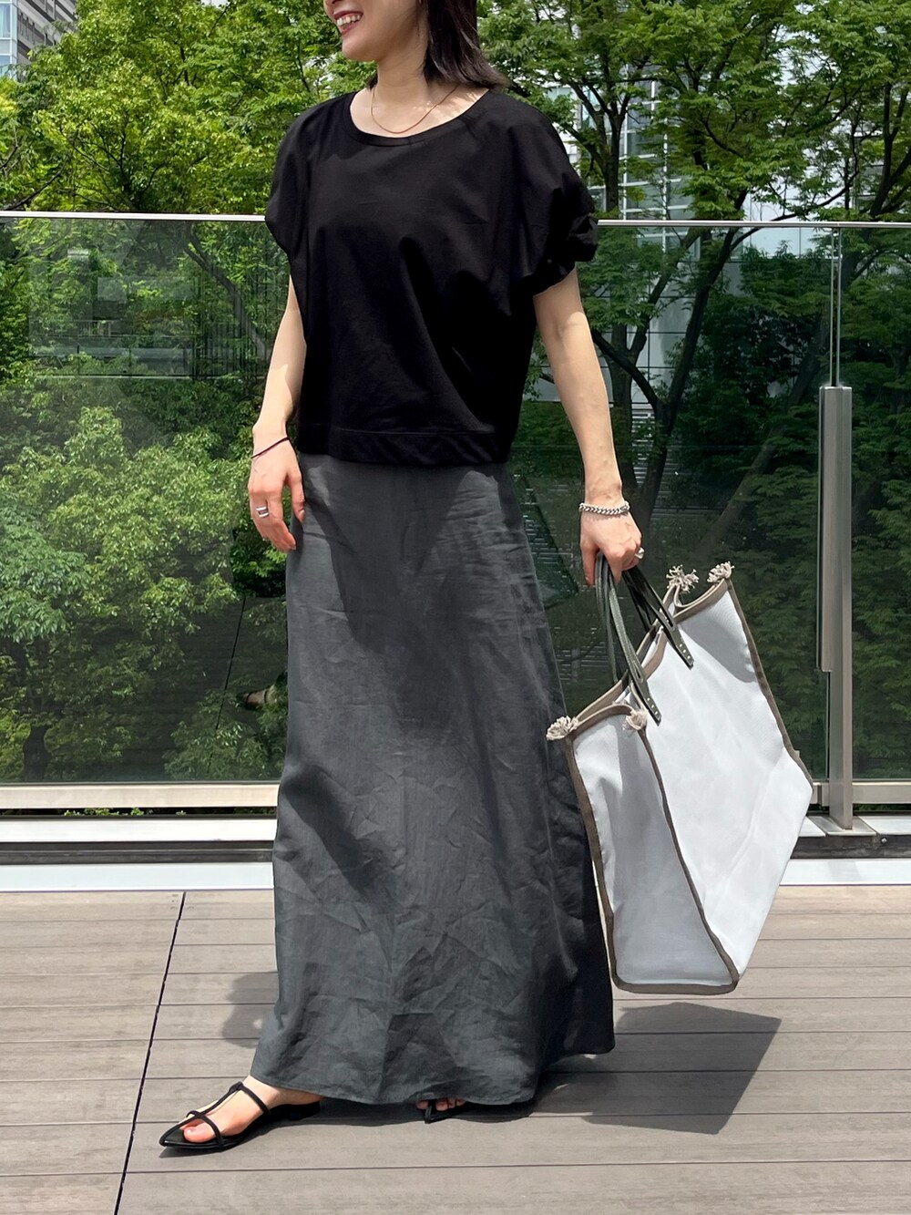 「きれいめカジュアル、シンプルコーデ、オトナ女子、シンプル、大人かわいい、春夏コーデ、プチプラ、ロングスカート、リネンスカート、大人女子、スカートスタイル、トートバッグ、サンダルコーデ、ボリューム袖、ブラックコーデ」｜「BEAMS HEARTのBEAMS HEART / ツイストスリーブ プルオーバー（Tシャツ/カットソー、ブラック系）」を使った、kanakoさん（レディース・165cm）の春コーディネートの3枚目の写真