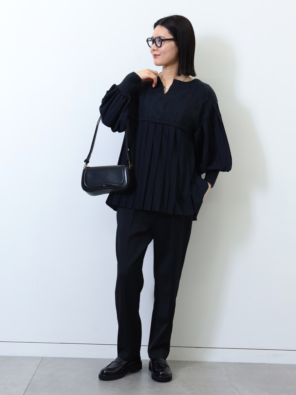 「大人かわいい、ボリューム袖、ニット、モノトーン、モノトーンコーデ、ハンドバッグ、パンツスタイル、いいね、save、フォローお願いします🤑、トレンド、秋冬コーデ、プリーツ、オトナカジュアル、きれいめカジュアル、プチプラ、プチプラコーデ」｜「BEAMS HEARTのBEAMS HEART / ニット コンビ 異素材プルオーバー（ニット/セーター、ブルー系）」を使った、kanakoさん（レディース・165cm）の冬コーディネートの3枚目の写真