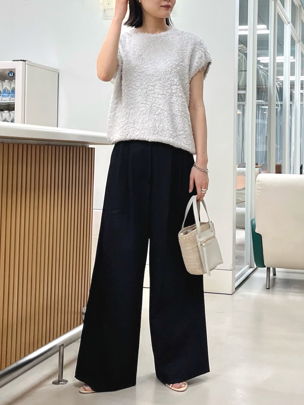 「春のNewスタイル、春服コーデ、リラックススタイル、大人女子、お出かけコーデ、お花見コーデ、春、ワイドパンツ、フレンチスリーブ、大人ガーリー、大人かわいい、いいね、save、フォローお願いします🤑、春夏コーデ、ヒール、キレイめ」｜「SLOANEのSLOANE × Demi-Luxe BEAMS / 別注 ヘアリーコットンフレンチスリーブニット（ニット/セーター、グレー系）」を使った、kanakoさん（レディース・165cm）の春コーディネートの2枚目の写真