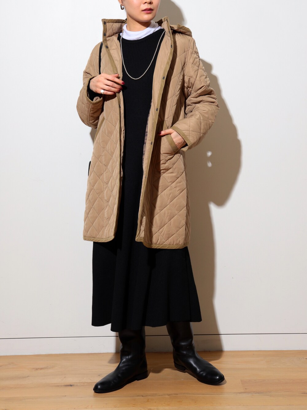 「カジュアルコーデ、オトナカジュアル、大人女子、楽チンコーデ、大人かわいい、キルティング、キルティングコート、ワンピース、ニットワンピース、ロングブーツ、ロングワンピース、きれいめカジュアル、大人カジュアル、いいね、save、フォローお願いします🤑、ベージュ」｜「BEAMS HEARTのBEAMS HEART / キルティング フードコート（その他アウター、ベージュ系）」を使った、kanakoさん（レディース・165cm）の冬コーディネートの2枚目の写真