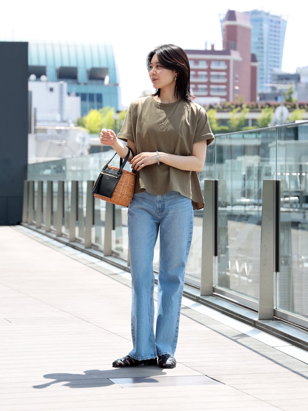 「プチプラ、きれいめカジュアル、夏だ！Tシャツ着よう！、さらっと晴れやかスナップ、休日スタイル、お出かけコーデ、カジュアルスタイル、プチプラコーデ、キレイめカジュアル、楽チンコーデ、デニムパンツ、デニムコーデ、かごバッグ、グルカサンダル、大人コーデ」｜「BEAMS HEARTのBEAMS HEART / 後ボタン 異素材プルオーバー（Tシャツ/カットソー、グリーン系）」を使った、kanakoさん（レディース・165cm）の夏コーディネートの3枚目の写真