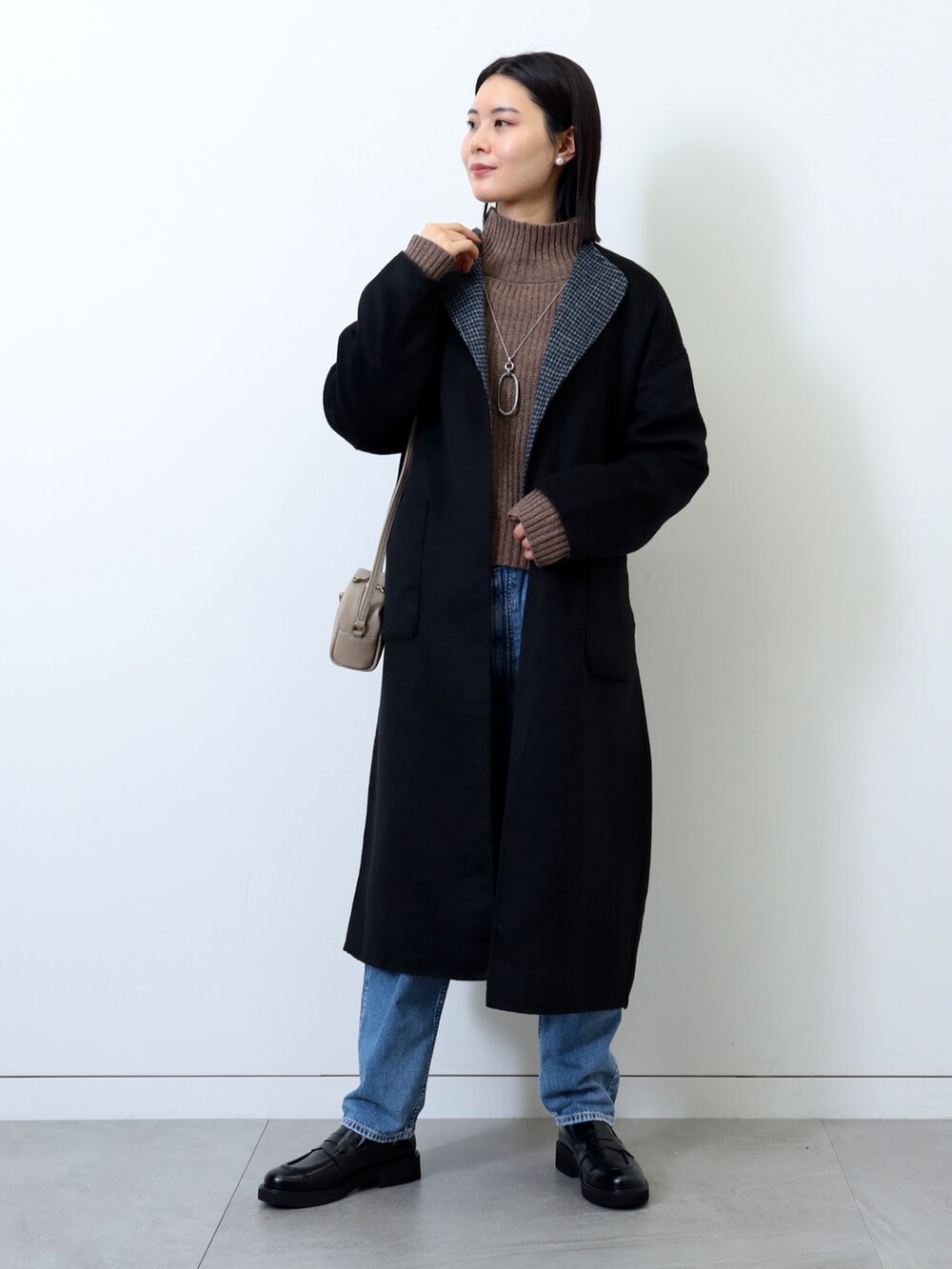 「オトナカジュアル、大人女子、ロングコート、コートスタイル、リバーシブル、ショルダーバッグ、ミニバッグ、冬コーデ、大人コーデ、大人カジュアル、ローファー、デニムパンツ、きれいめカジュアル、いいね、save、フォローお願いします🤑、お洒落さんとつながりたい」｜「BEAMS HEARTのBEAMS HEART / リバーシブル ロングガウンコート（ノーカラーコート、ブラック系）」を使った、kanakoさん（レディース・165cm）の冬コーディネートの3枚目の写真