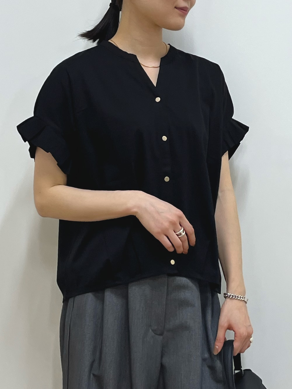「シンプルコーデ、お仕事コーデ、通勤コーデ、通勤スタイル、オフィスカジュアル、オフィススタイル、ブラック、フリル、フリルトップス、フリルブラウス、ワイドパンツ、タックパンツ、キレイめ、大人コーデ、大人女子」｜「BEAMS HEARTのBEAMS HEART / スキッパーネック カットソー（シャツ/ブラウス、ブラック系）」を使った、kanakoさん（レディース・165cm）の春コーディネートの2枚目の写真
