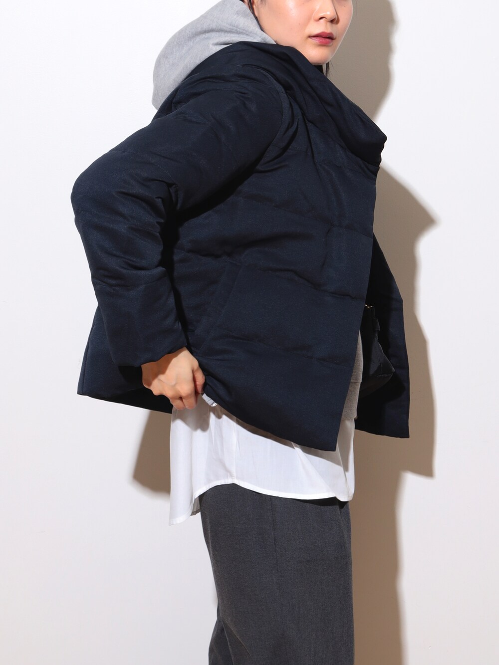 「モノトーンコーデ、ワイドパンツ、タックワイドパンツ、プチプラ、プチプラコーデ、ダウンジャケット、フーディー、楽チンコーデ、ダウン、スウェット、モノトーン、大人コーデ、いいね、save、フォローお願いします🤑、シンプルコーデ、ゆったり」｜「BEAMS HEARTのBEAMS HEART / ボリュームネック ダウンジャケット（ダウンジャケット/コート、ブルー系）」を使った、kanakoさん（レディース・165cm）の冬コーディネートの2枚目の写真
