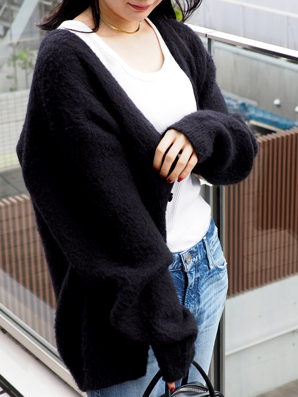 「秋ルック紹介するよ、秋コーデ、ブーツ、カーディガン、デニムパンツ、秋服準備はじめました、ミニバッグ、シンプルコーデ、カジュアルコーデ、モノトーン、ボストンバッグ、ゆるコーデ、ユニセックス、BEAMS、ざっくりニット」｜「Ray BEAMSのRay BEAMS / ミニ ボストン バッグ（ボストンバッグ、ブラック系）」を使った、kanakoさん（レディース・165cm）の秋コーディネートの4枚目の写真