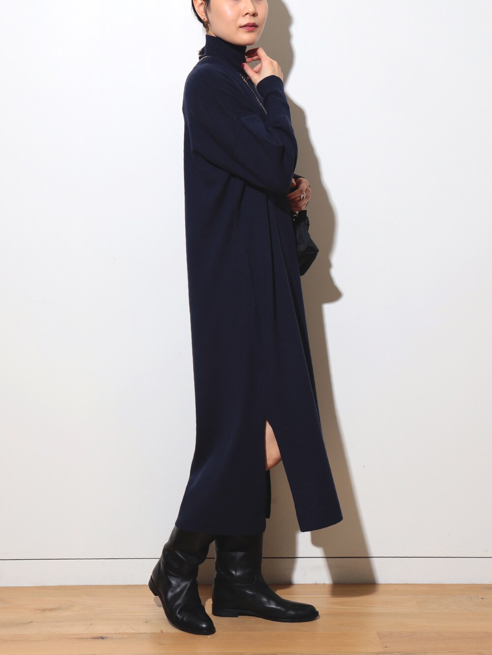 「大人カジュアル、ニットワンピース、ロングワンピース、ショルダーバッグ、ミニバッグ、いいね、save、フォローお願いします🤑、レイヤードスタイル、レイヤード、大人女子、シンプルコーデ、大人コーデ、ネイビー、大人ガーリー、ワンピース、ワントーンコーデ」｜「BEAMS HEARTのBEAMS HEART / リブタートル × ニットワンピース セット【セットアイテム】（ワンピース、ブルー系）」を使った、kanakoさん（レディース・165cm）の冬コーディネートの2枚目の写真