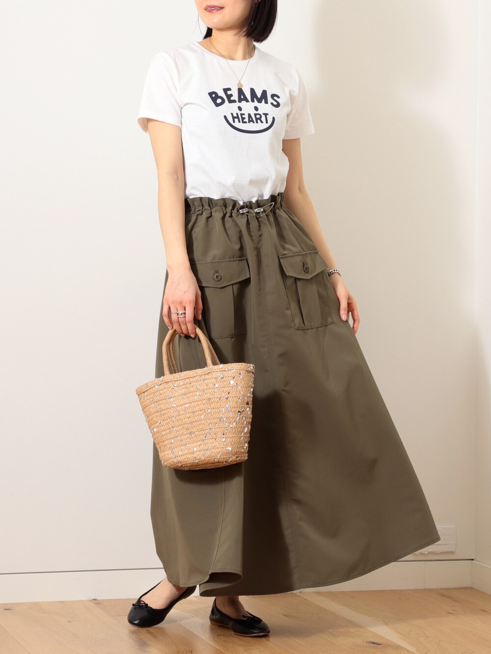 「プリントT、Tシャツ、夏コーデ、かごバッグ、バレエシューズ、カーゴスカート、ロングスカート、大人カジュアル、大人かわいい、カジュアルコーデ、春夏コーデ、いいね、save、フォローお願いします🤑、シンプルコーデ、ゆるコーデ、トレンド」｜「BEAMS HEARTのBEAMS HEART / スマイル ロゴTシャツ＜WOMEN＞（Tシャツ/カットソー、ホワイト系）」を使った、kanakoさん（レディース・165cm）の春コーディネートの2枚目の写真