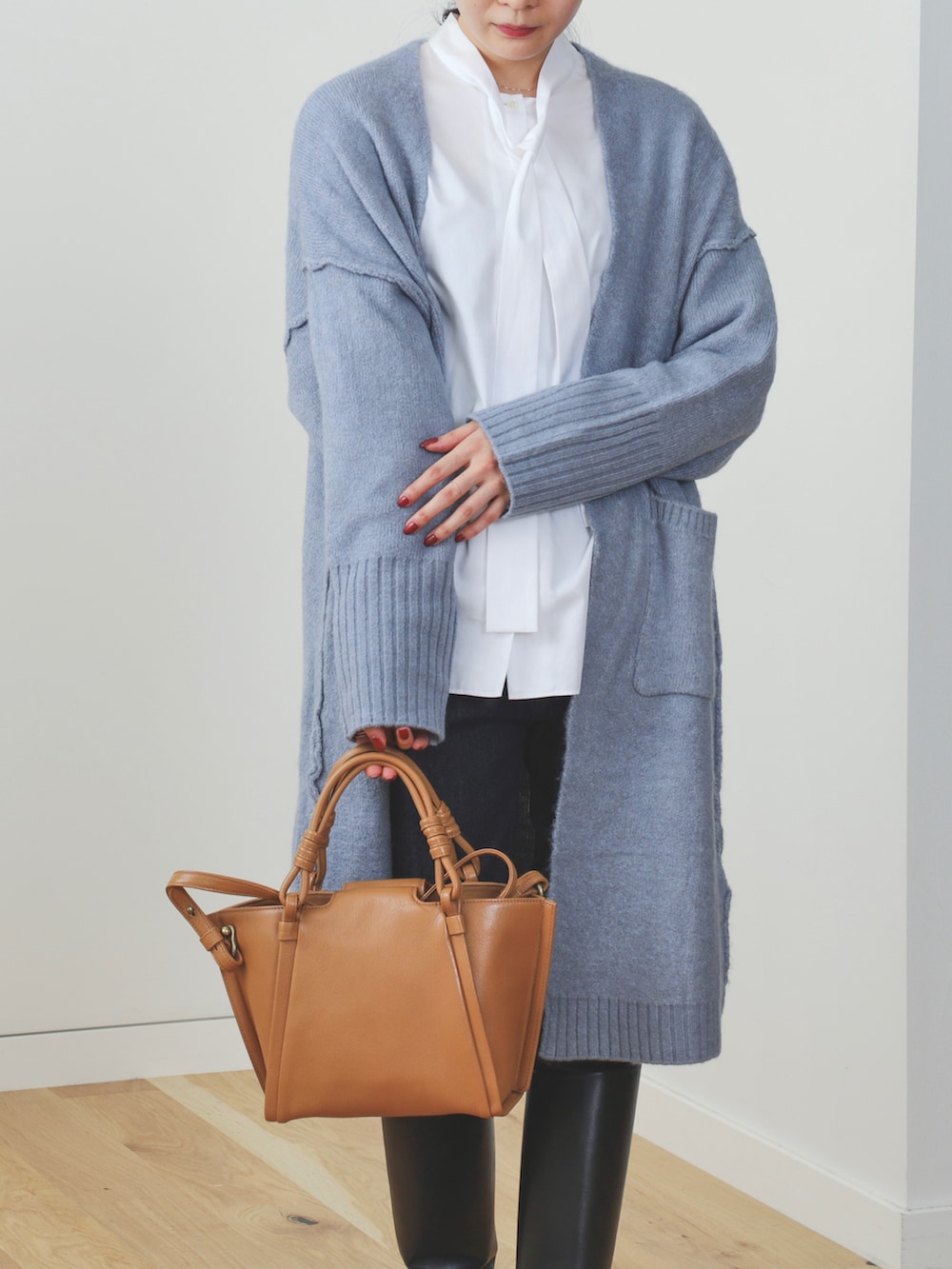 「秋ルック紹介するよ、秋服準備はじめました、カーディガン、ロングカーディガン、秋コーデ、ロングブーツ、ブーツ、大人コーデ、大人ガーリー、きれいめカジュアル、白シャツ、トレンド、大人女子、キレイめ、いいね、save、フォローお願いします🤑」｜「Demi-Luxe BEAMSのDemi-Luxe BEAMS / コットン タイシャツ（シャツ/ブラウス、ホワイト系）」を使った、kanakoさん（レディース・165cm）の秋コーディネートの2枚目の写真