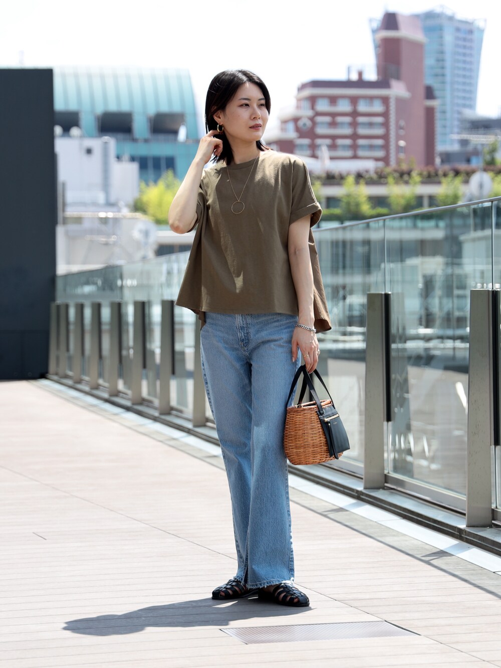 「プチプラ、きれいめカジュアル、夏だ！Tシャツ着よう！、さらっと晴れやかスナップ、休日スタイル、お出かけコーデ、カジュアルスタイル、プチプラコーデ、キレイめカジュアル、楽チンコーデ、デニムパンツ、デニムコーデ、かごバッグ、グルカサンダル、大人コーデ」｜「BEAMS HEARTのBEAMS HEART / 後ボタン 異素材プルオーバー（Tシャツ/カットソー、グリーン系）」を使った、kanakoさん（レディース・165cm）の夏コーディネートの2枚目の写真