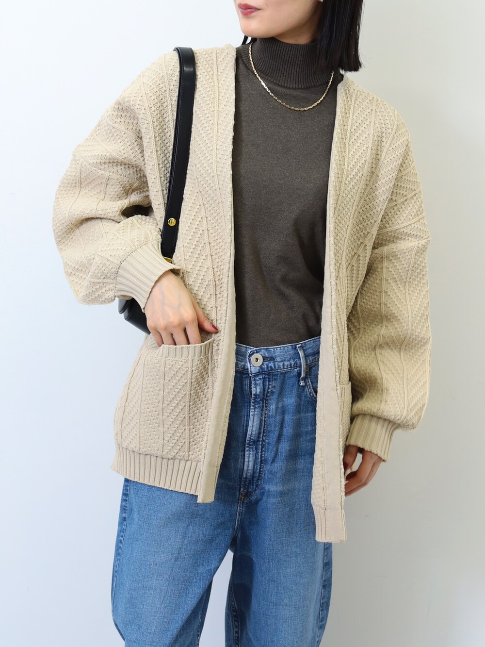 「カジュアルコーデ、オトナカジュアル、楽チンコーデ、カーディガン、デニムパンツ、ショルダーバッグ、タートルネック、秋冬コーデ、いいね、save、フォローお願いします🤑、大人女子、シンプルコーデ、プチプラ、パンツコーデ、きれいめカジュアル、ハイネック」｜「BEAMS HEARTのBEAMS HEART / 畦編み 着流し カーディガン（カーディガン/ボレロ、ホワイト系）」を使った、kanakoさん（レディース・165cm）の冬コーディネートの3枚目の写真