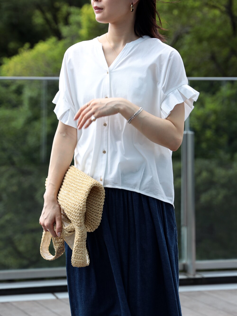 「きれいめカジュアル、プチプラ、夏だ！Tシャツ着よう！、さらっと晴れやかスナップ、夏コーデ、オトナカワイイ、デニム、オトナカジュアル、ラフコーデ、楽チンコーデ、春夏コーデ、スカートスタイル、シンプル、ブラウスコーデ、フレアスカート」｜「BEAMS HEARTのBEAMS HEART / スキッパーネック カットソー（シャツ/ブラウス、ホワイト系）」を使った、kanakoさん（レディース・165cm）の夏コーディネートの3枚目の写真