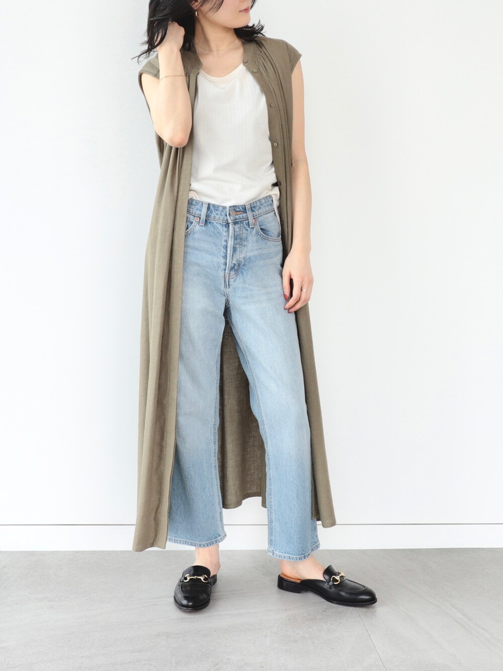 ホワイト系のTシャツ/カットソー、グリーン系のワンピース、ブラック系のサンダルを着用したレディースの春コーディネートの2枚目の写真