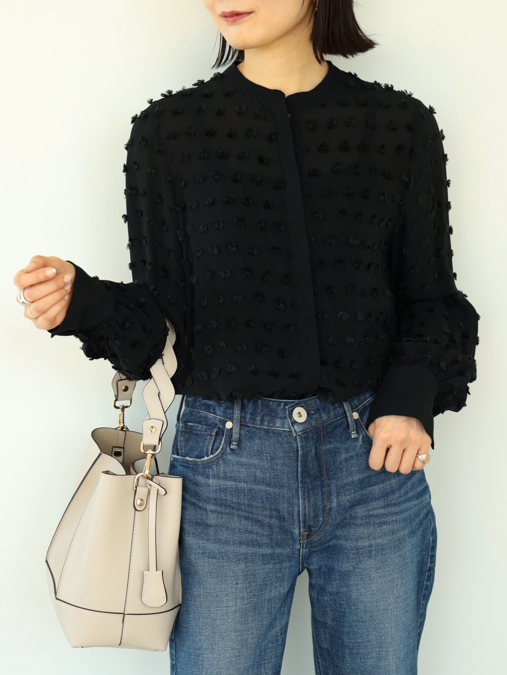 「春のNewスタイル、春服コーデ、大人女子、めがね、デニムパンツ、ローファー、大人コーデ、きれいめカジュアル、ブラウス、オトナカジュアル、シャツスタイル、いいね、save、フォローお願いします🤑、デニム、メガネ女子、大人ガーリー」｜「Demi-Luxe BEAMSの【セレモニー・フォーマル】Demi-Luxe BEAMS / ドット ジャカードブラウス＊（シャツ/ブラウス、ブラック系）」を使った、kanakoさん（レディース・165cm）の春コーディネートの2枚目の写真