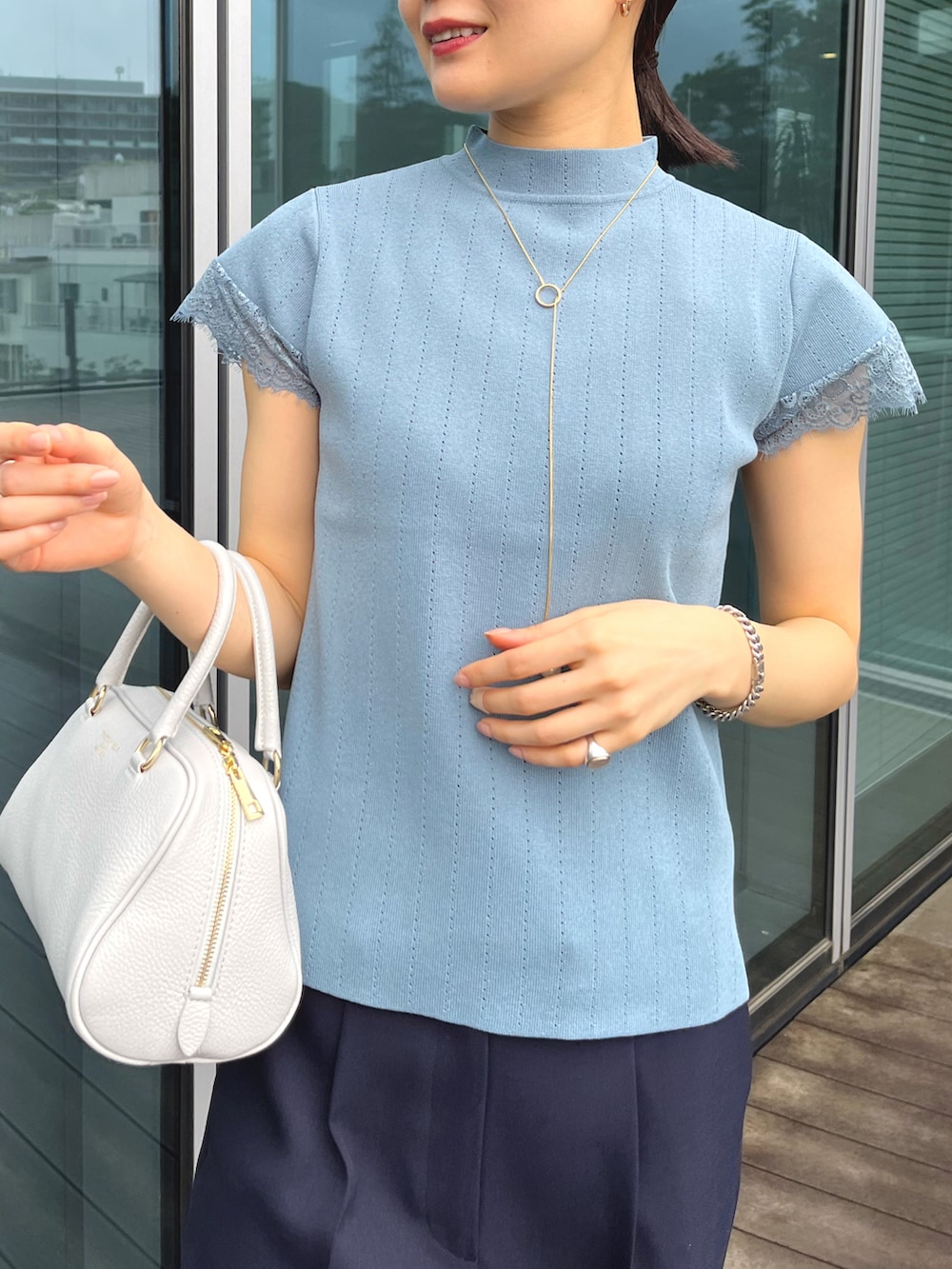 「パンプス、プチプラ、レース、レーストップス、レースブラウス、ブルーコーデ、ブルー、ボストンバッグ、お仕事コーデ、オフィスカジュアル、オフィススタイル、スラックス、キレイめ、大人コーデ、大人女子」｜「BEAMS HEARTのBEAMS HEART / 袖レース ハイネック プルオーバー（シャツ/ブラウス、ブルー系）」を使った、kanakoさん（レディース・165cm）の春コーディネートの2枚目の写真