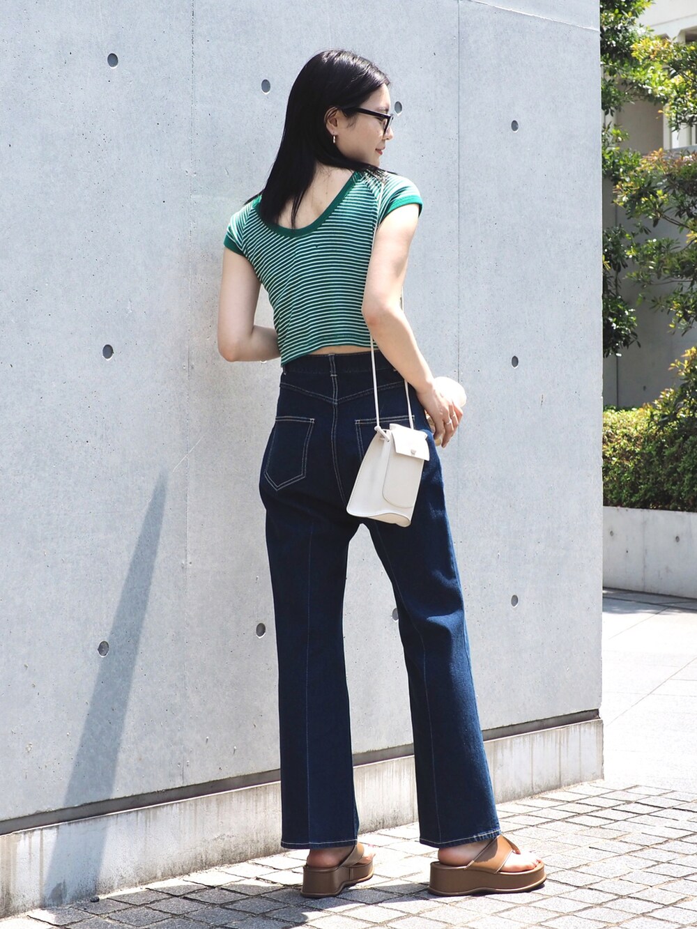 「夏コーデ、チビT、ボーダー、ボーダートップス、Tシャツ、デニム、フレアデニム、デニムパンツ、ハイウエスト、ハイウエストデニム、厚底サンダル、トレンド、カラー×コーデ、デニムっていいよね、夏だ！Tシャツ着よう！」｜「B:MING by BEAMSのB:MING by BEAMS / デニム フレア パンツ 22SS（デニムパンツ、ブルー系）」を使った、kanakoさん（レディース・165cm）の春コーディネートの2枚目の写真