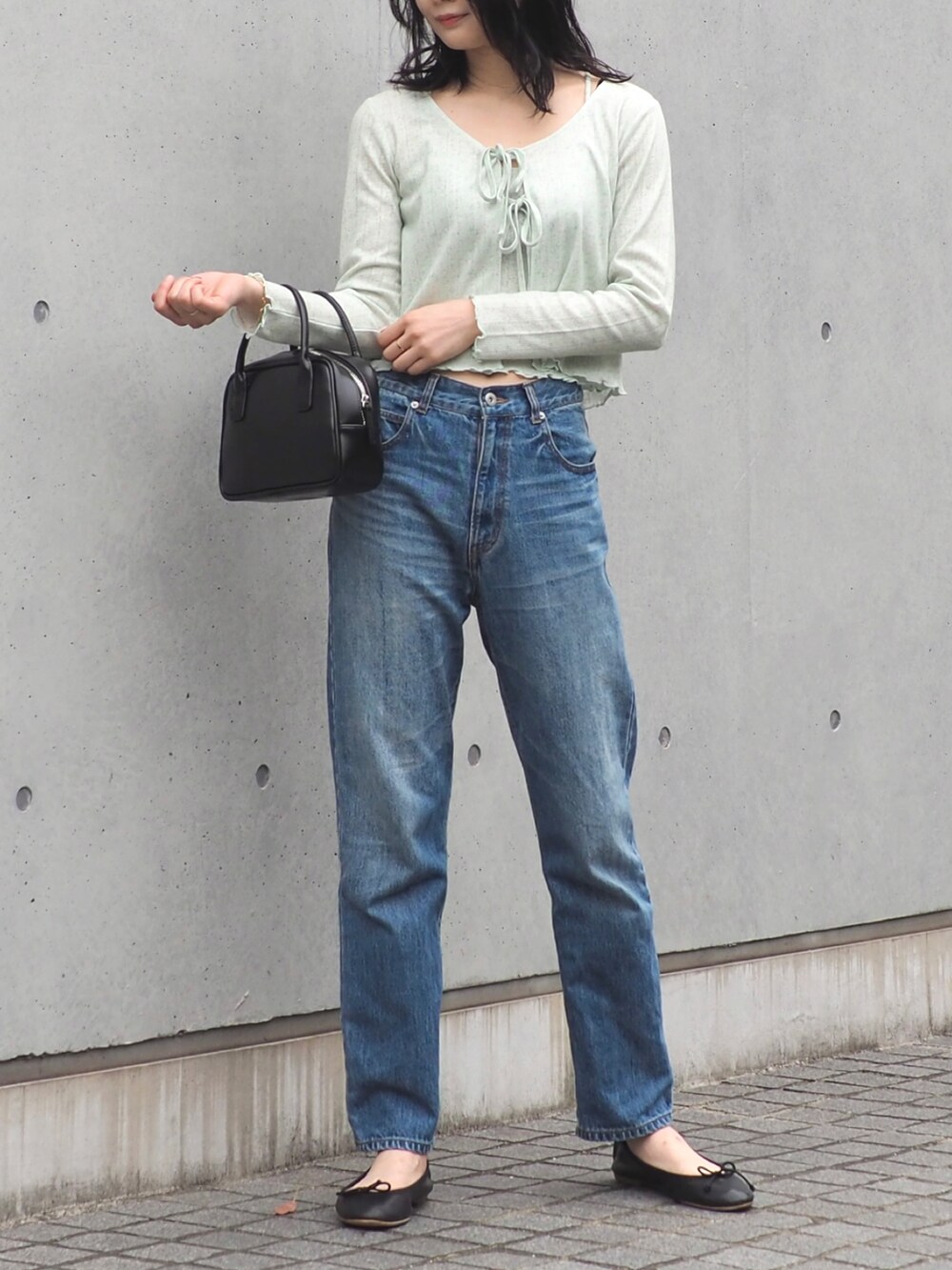 「休日コーデ、春コーデ、春、カジュアル、おしゃれさんと繋がりたい、ミニバッグ、デニム、デニムパンツ、花柄、キャミソール、カーディガン、カジュアルコーデ、ボストンバッグ、BEAMS、デニムっていいよね」｜「BeAMS DOTの【WEB限定】BeAMS DOT / フラワー コットンキャミソール カーディガン 2Pセット（Tシャツ/カットソー、グリーン系）」を使った、kanakoさん（レディース・165cm）の春コーディネートの3枚目の写真