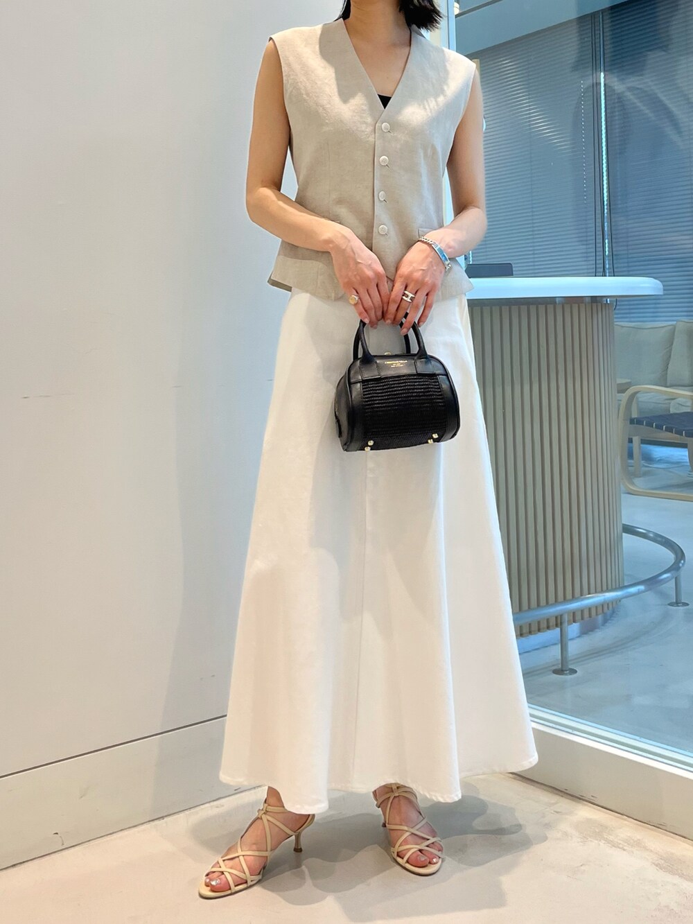 「春のNewスタイル、大人女子、ホワイトコーデ、ホワイト、ミニバッグ、ホワイトスカート、フレアスカート、ベスト、トレンド、ロングスカート、大人コーデ、ヒール、春夏コーデ、デニムスカート、いいね、save、フォローお願いします🤑」｜「Demi-Luxe BEAMSのAK+1 / ウールリネン ベスト（ベスト、ベージュ系）」を使った、kanakoさん（レディース・165cm）の春コーディネートの3枚目の写真