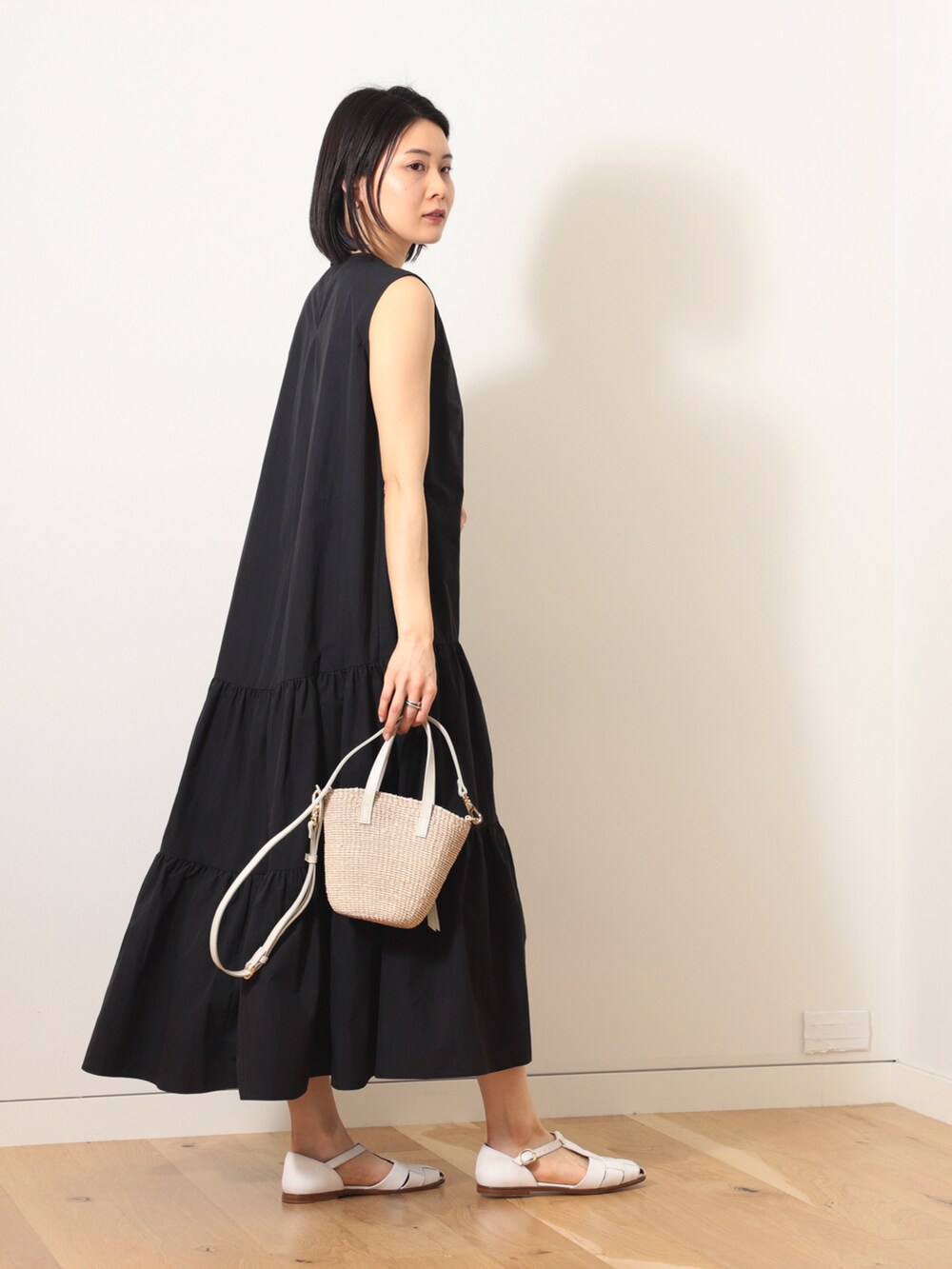 「春のNewスタイル、モノトーン、ブラック、ロングワンピース、ワンピース、ワントーンコーデ、ワンピーススタイル、グルカサンダル、オトナ女子、ノースリーブ、春夏コーデ、キレイめ、いいね、save、フォローお願いします🤑、大人女子、春のおしゃ見えテクニック」｜「BEAMS HEARTのBEAMS HEART / ティアード ノースリーブワンピース（ワンピース、ブラック系）」を使った、kanakoさん（レディース・165cm）の春コーディネートの2枚目の写真
