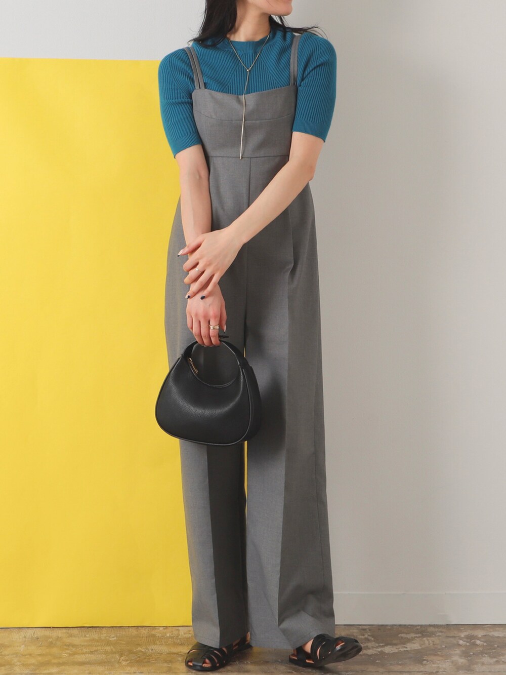 「春服デビュー宣言、春服コーデ、着回しコーデ、サロペット、ハンドバッグ、春コーデ、春、オールインワン、グルカサンダル、きれいめカジュアル、大人コーデ、大人ガーリー、オトナカジュアル、スタイルアップ、トレンド」｜「Ray BEAMSのRay BEAMS / ビスチェ サロペット（サロペット/オーバーオール、シルバー系）」を使った、kanakoさん（レディース・165cm）の春コーディネートの2枚目の写真