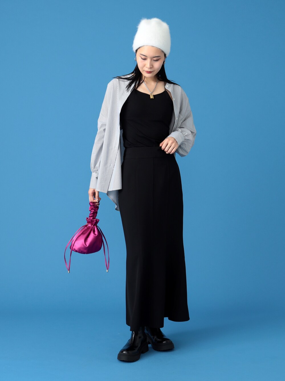 「トレンド、BEAMS、beamsdot、マーメイドスカート、ロングスカート、秋服準備はじめました、シャツスタイル、ストライプシャツ、ブーツ、キャミソール、ハンドバッグ、ニット帽、大人ガーリー、いいね、save、フォローお願いします🤑、タックイン」｜「BeAMS DOTの【WEB限定】BeAMS DOT / バンドカラービッグシャツ（シャツ/ブラウス、ブラック系）」を使った、kanakoさん（レディース・165cm）の秋コーディネートの3枚目の写真