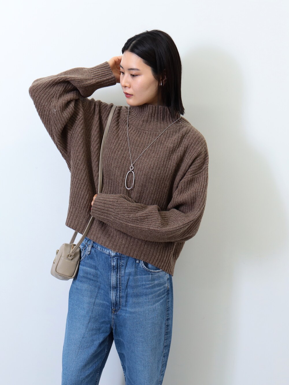 「オトナ女子、ボリューム袖、ニット、デニムパンツ、ショルダーバッグ、ゆるコーデ、ローファー、秋冬コーデ、大人カジュアル、大人コーデ、シンプルコーデ、プチプラ、プチプラコーデ、ミニバッグ、カジュアルコーデ」｜「BEAMS HEARTのBEAMS HEART / ボリュームスリーブ タートルニット プルオーバー（ニット/セーター、ブラウン系）」を使った、kanakoさん（レディース・165cm）の冬コーディネートの4枚目の写真