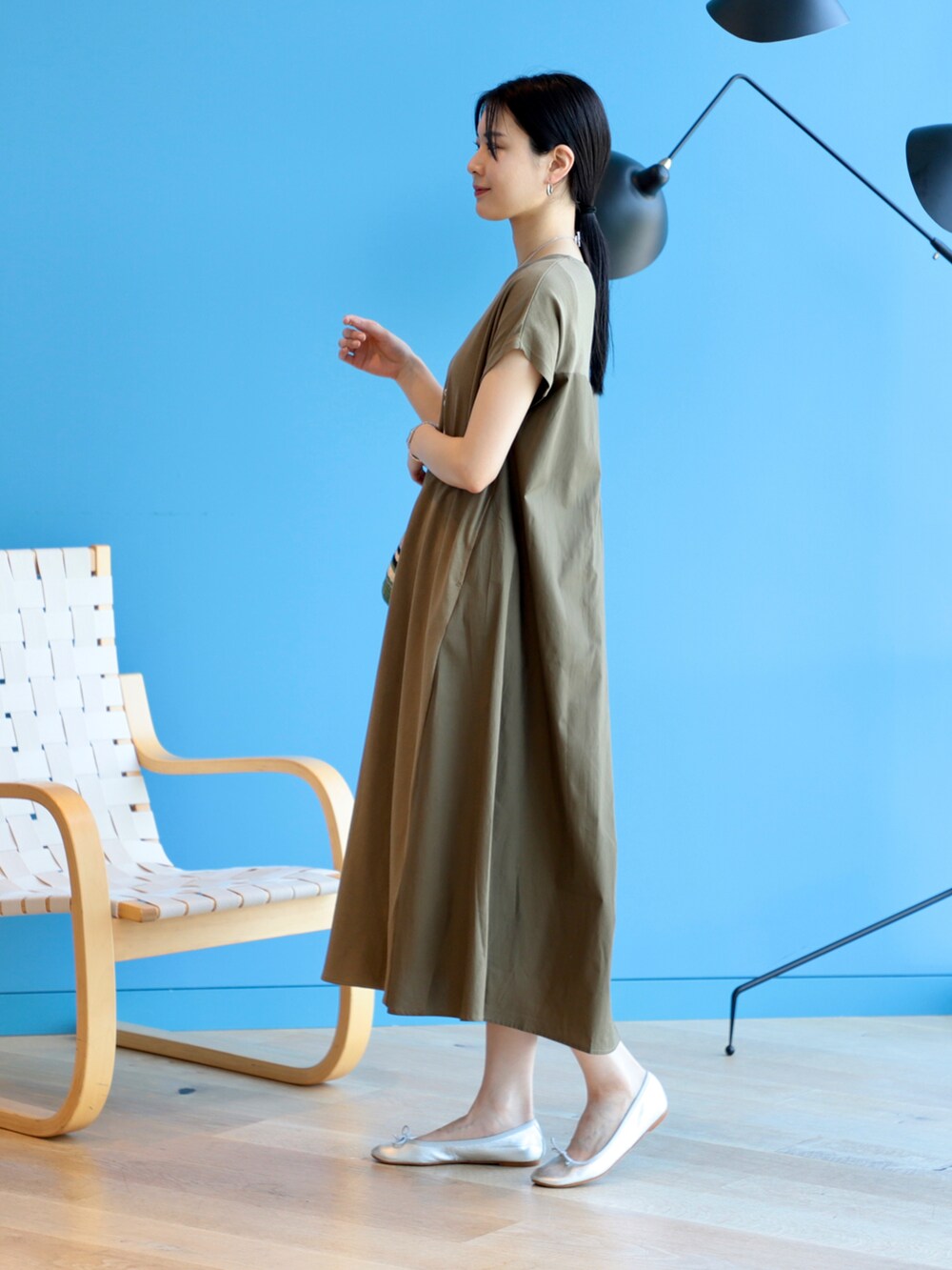 グリーン系のワンピースを着用したレディースの夏コーディネートの3枚目の写真