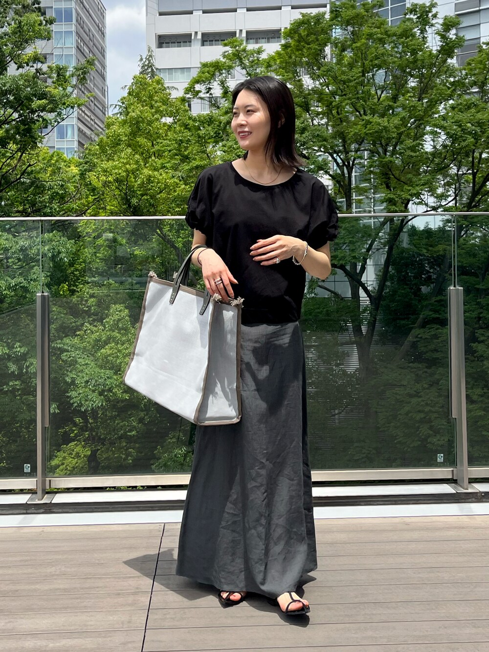 「きれいめカジュアル、シンプルコーデ、オトナ女子、シンプル、大人かわいい、春夏コーデ、プチプラ、ロングスカート、リネンスカート、大人女子、スカートスタイル、トートバッグ、サンダルコーデ、ボリューム袖、ブラックコーデ」｜「BEAMS HEARTのBEAMS HEART / ツイストスリーブ プルオーバー（Tシャツ/カットソー、ブラック系）」を使った、kanakoさん（レディース・165cm）の春コーディネートの2枚目の写真