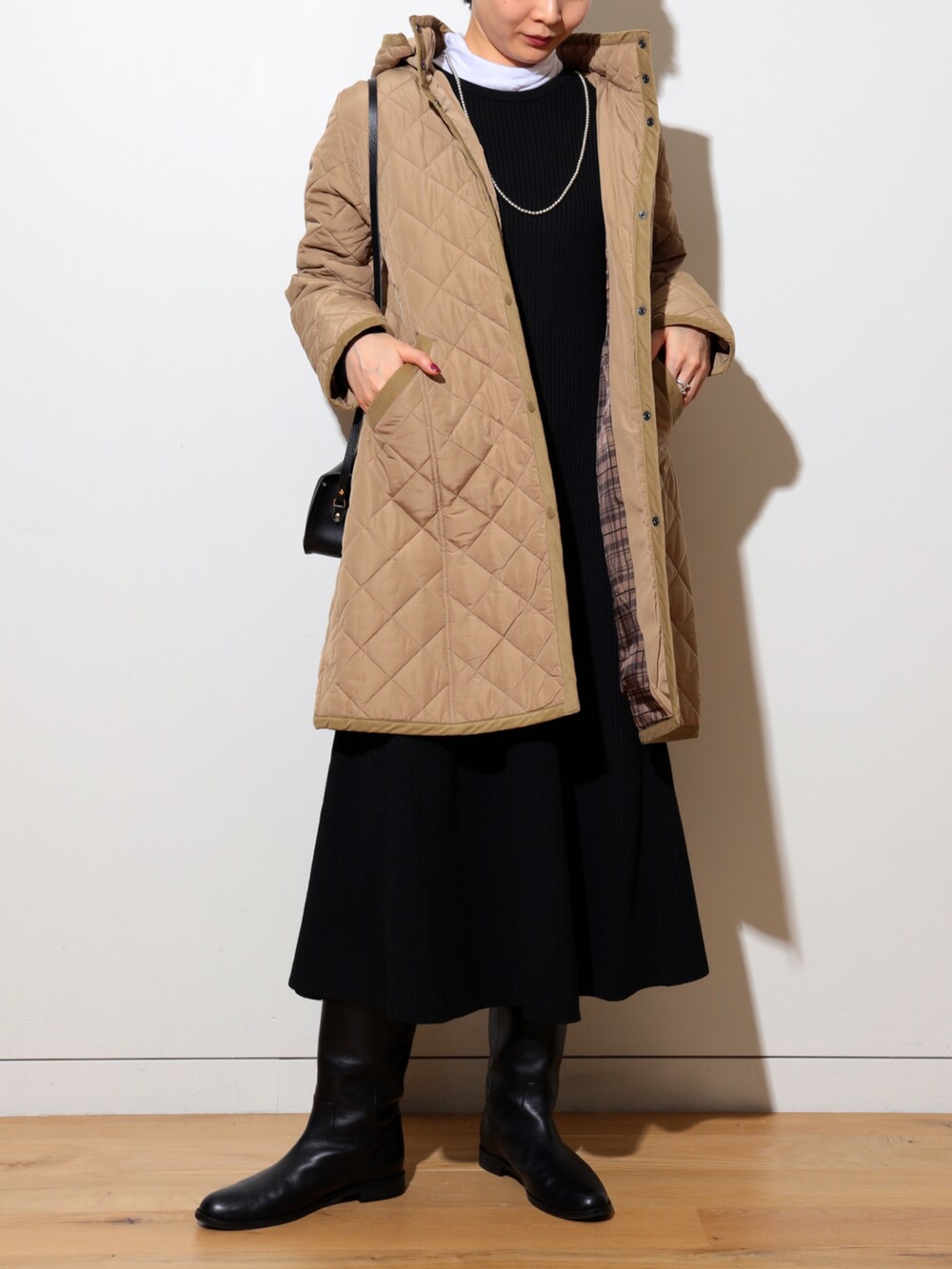 「カジュアルコーデ、オトナカジュアル、大人女子、楽チンコーデ、大人かわいい、キルティング、キルティングコート、ワンピース、ニットワンピース、ロングブーツ、ロングワンピース、きれいめカジュアル、大人カジュアル、いいね、save、フォローお願いします🤑、ベージュ」｜「BEAMS HEARTのBEAMS HEART / キルティング フードコート（その他アウター、ベージュ系）」を使った、kanakoさん（レディース・165cm）の冬コーディネートの3枚目の写真