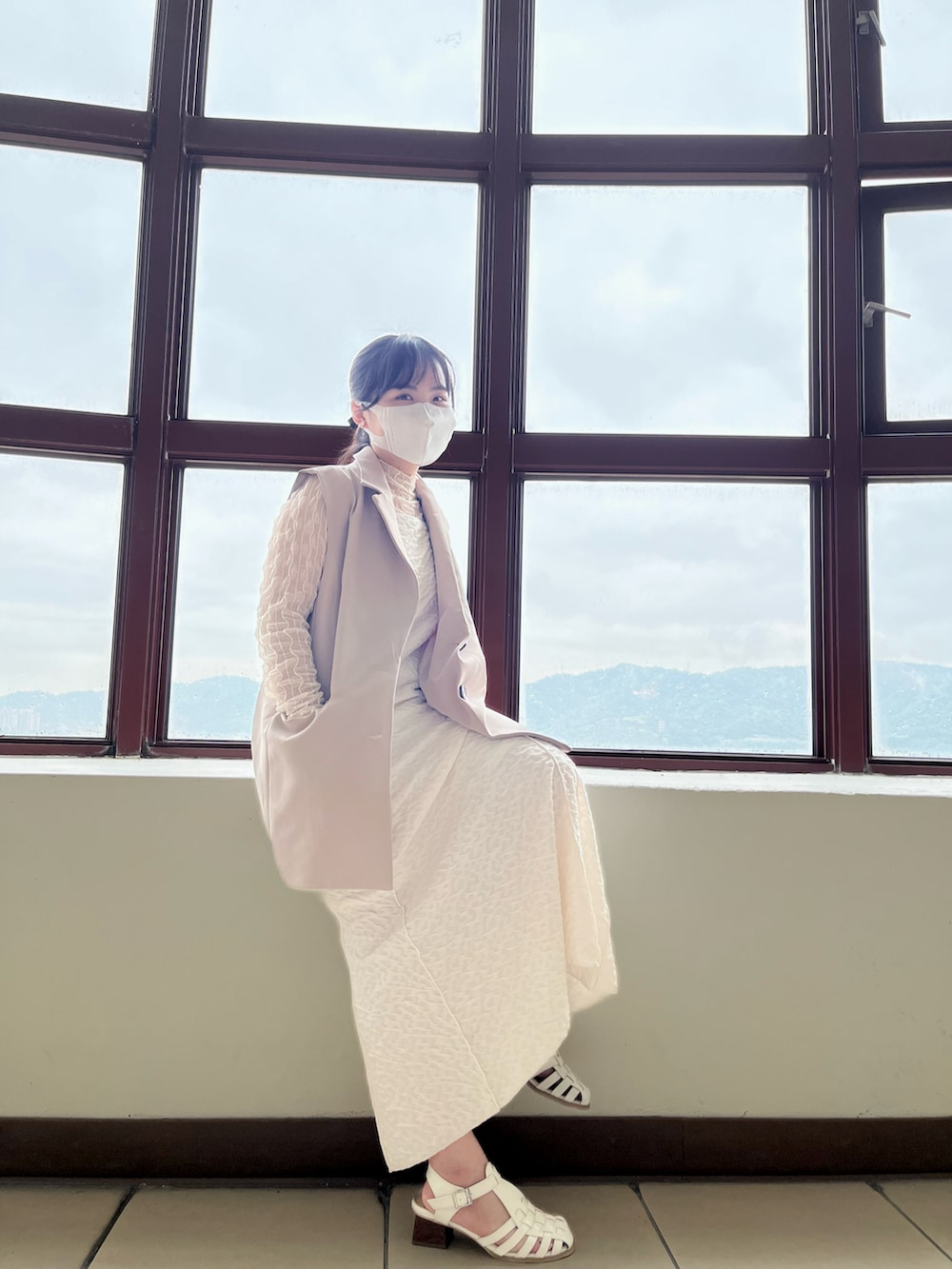 ベージュ系のスーツセット、ホワイト系のワンピース、ホワイト系のその他シューズを着用したレディースの春コーディネートの3枚目の写真