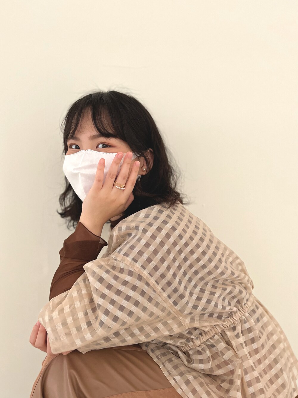 ベージュ系のトップス、ブラウン系のトップスを着用したレディースの春コーディネートの3枚目の写真