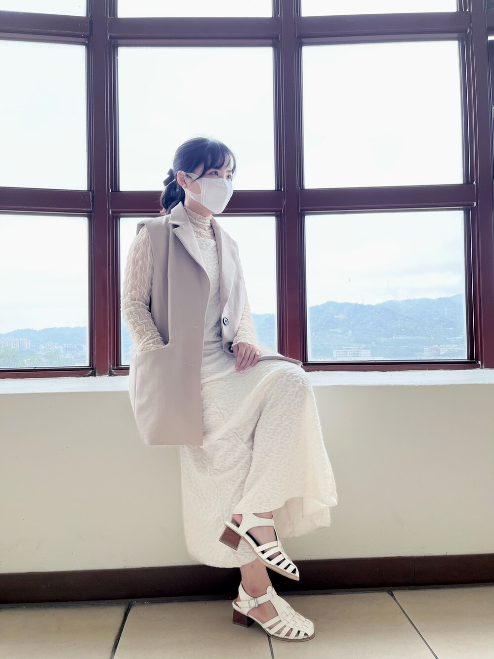 ベージュ系のスーツセット、ホワイト系のワンピース、ホワイト系のその他シューズを着用したレディースの春コーディネートの2枚目の写真