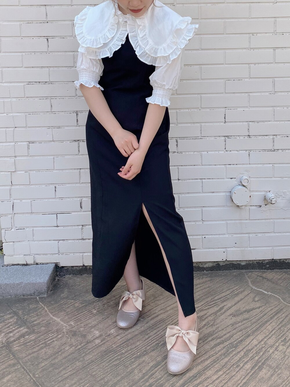 ホワイト系のシャツ/ブラウス、ブラック系のワンピース、ピンク系のパンプスを着用したレディースの春コーディネートの2枚目の写真