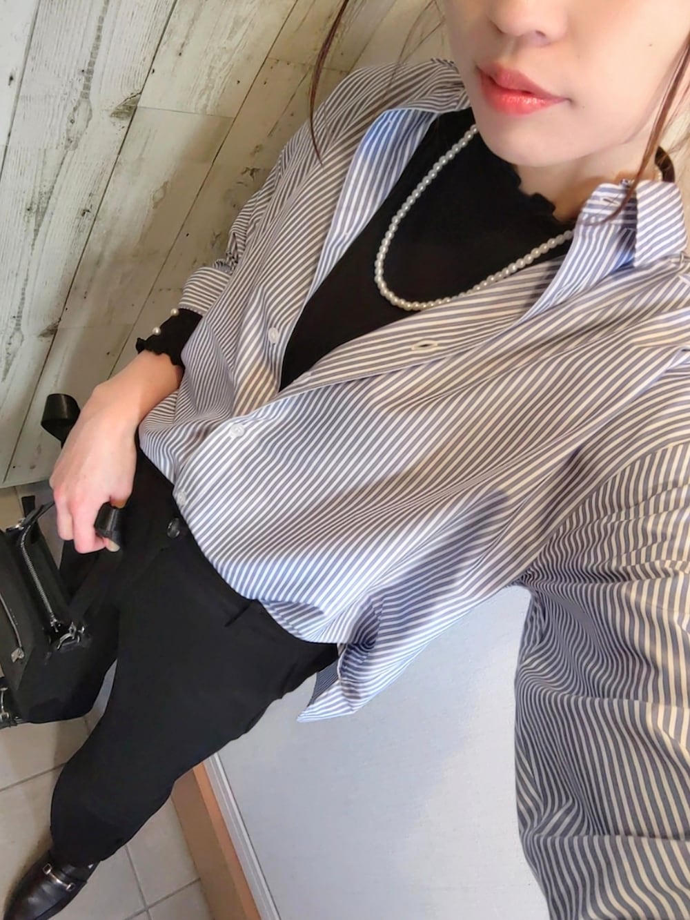 ブラック系のTシャツ/カットソー、ブルー系のシャツ/ブラウス、ブラック系のその他パンツを着用したレディースの春コーディネートの3枚目の写真