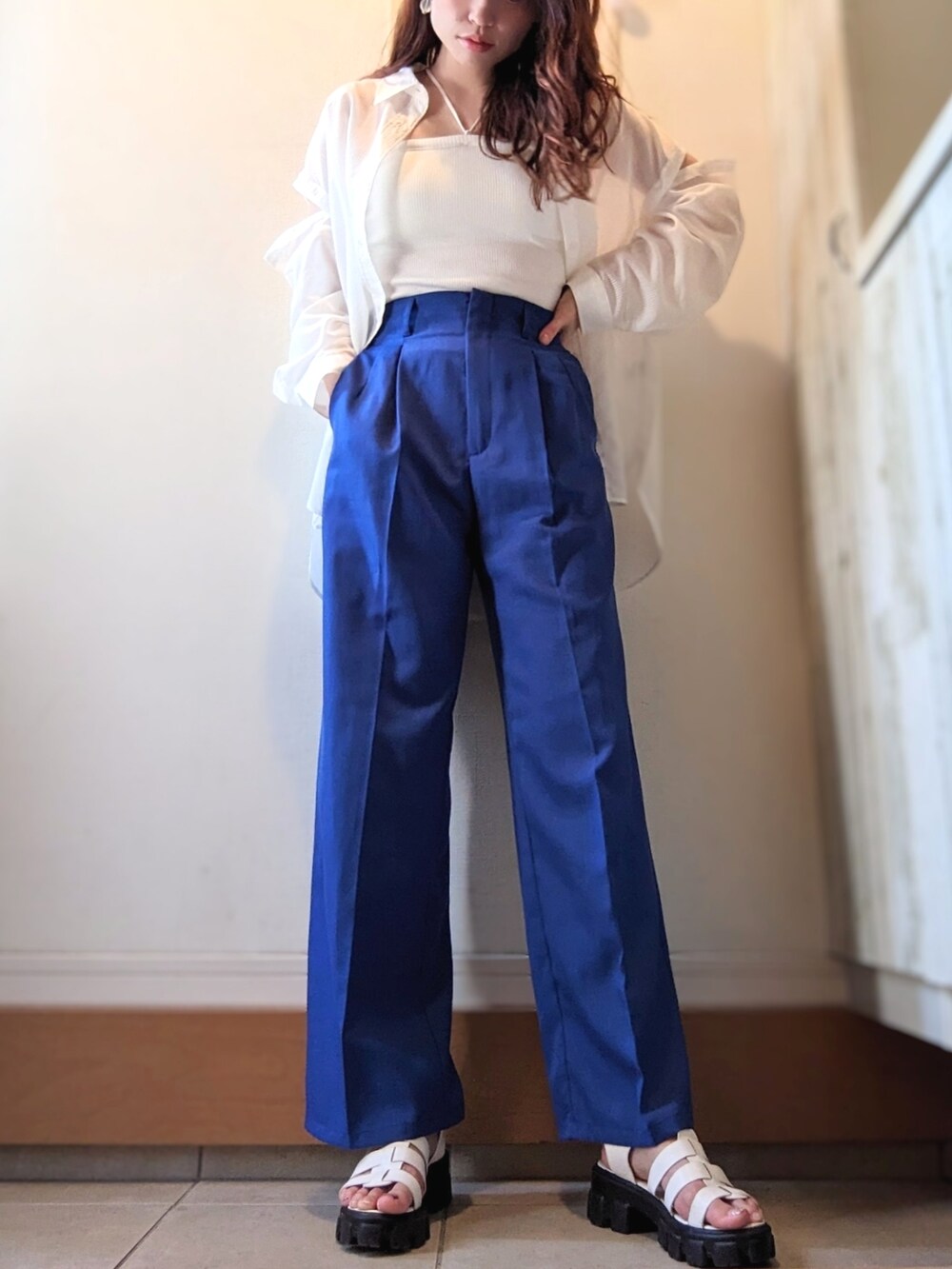 ホワイト系のシャツ/ブラウス、ホワイト系のキャミソール、ブラック系のショルダーバッグを着用したレディースの春コーディネートの2枚目の写真