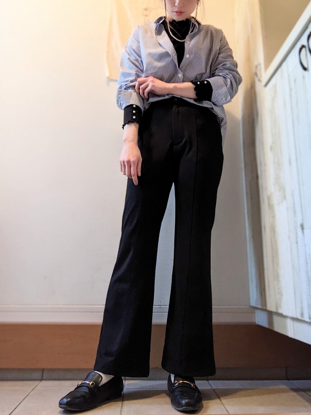 ブラック系のTシャツ/カットソー、ブルー系のシャツ/ブラウス、ブラック系のその他パンツを着用したレディースの春コーディネートの2枚目の写真