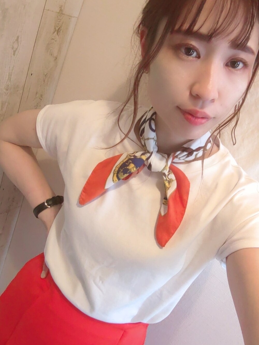 ブルー系のデニムジャケット、ホワイト系のTシャツ/カットソー、オレンジ系のスカートを着用したレディースの春コーディネートの3枚目の写真
