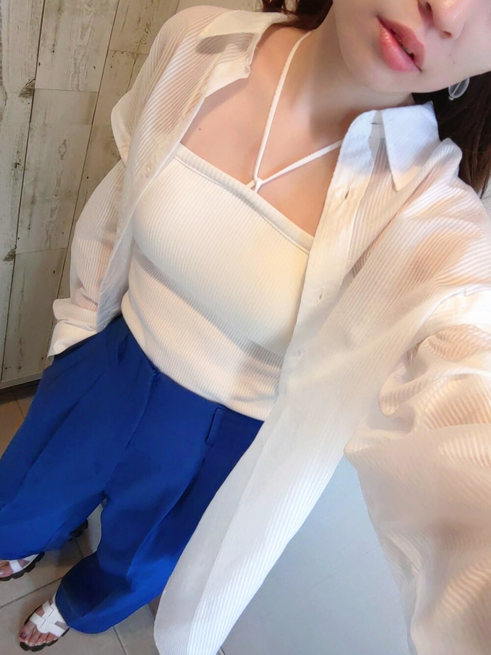 ホワイト系のシャツ/ブラウス、ホワイト系のキャミソール、ブラック系のショルダーバッグを着用したレディースの春コーディネートの3枚目の写真