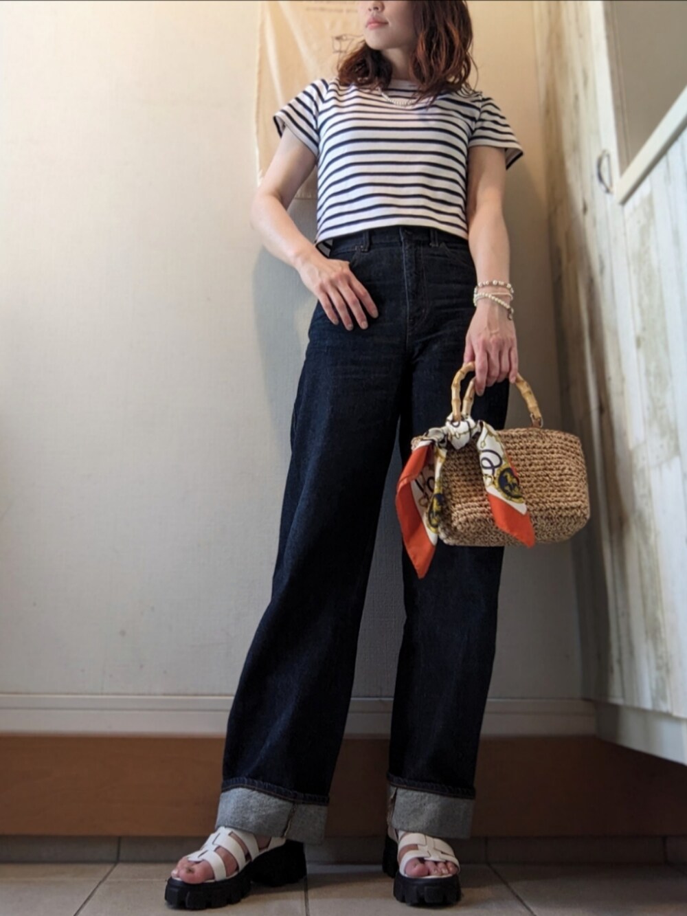 ホワイト系のTシャツ/カットソー、ブルー系のデニムパンツ、ホワイト系のサンダルを着用したレディースの夏コーディネートの3枚目の写真