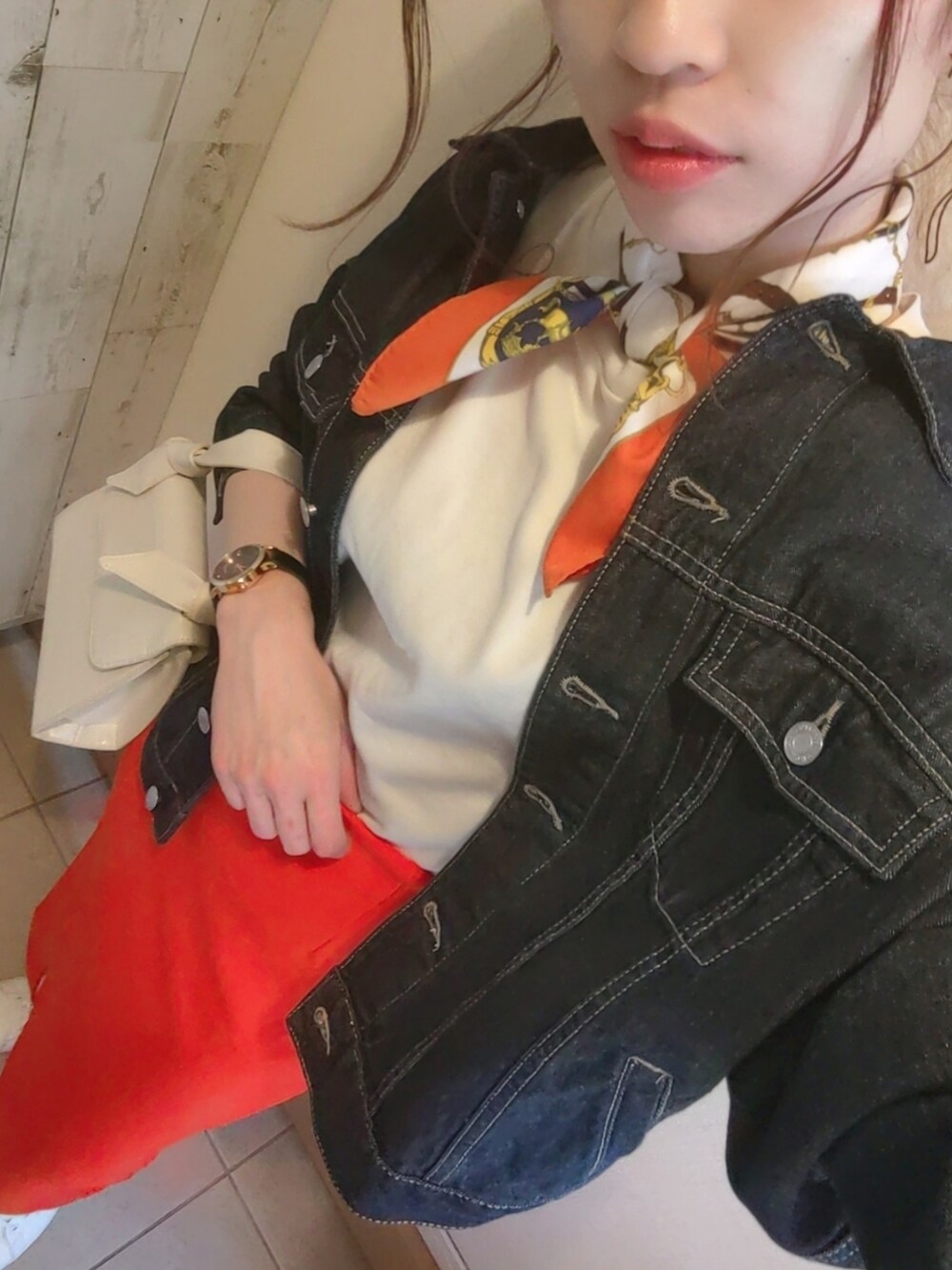 ブルー系のデニムジャケット、ホワイト系のTシャツ/カットソー、オレンジ系のスカートを着用したレディースの春コーディネートの2枚目の写真